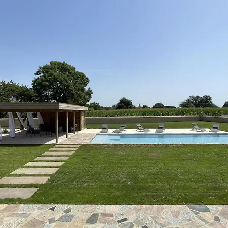 別荘 Samatha Lasclaveries